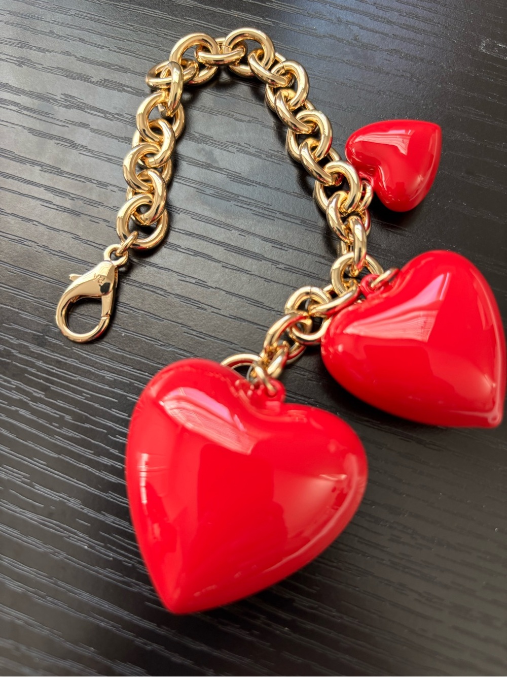 NWOT Roxanne Assoulin Gold Chain Bracelet with Red Heart Charms - Picture 3 of 6